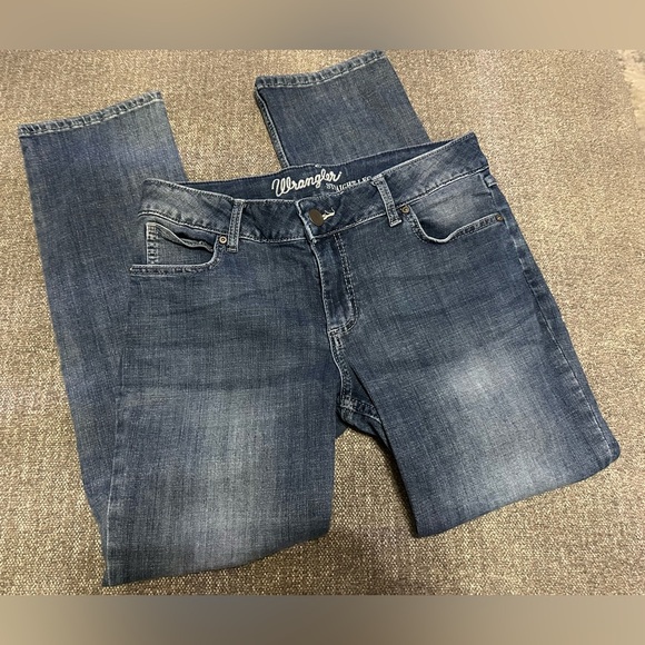 Women’s Wrangler Straight Leg Jeans 
Size 11 X 30 Zip fly - Picture 1 of 4
